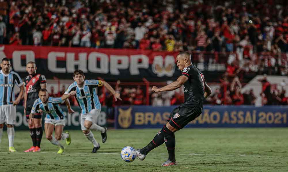 Atlético-GO derrota Grêmio por 2 a 0 no Brasileiro