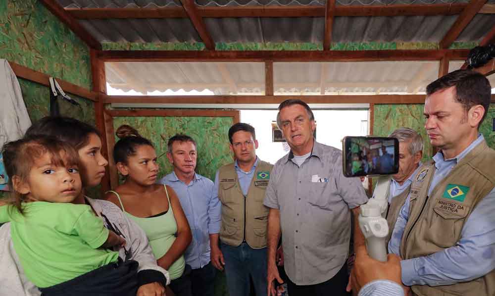 Em Roraima, presidente visita abrigo de imigrantes venezuelanos