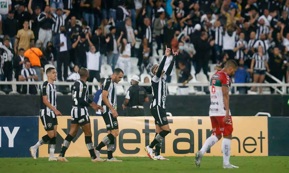 Com dois de Navarro, Botafogo derrota Brusque na Série B