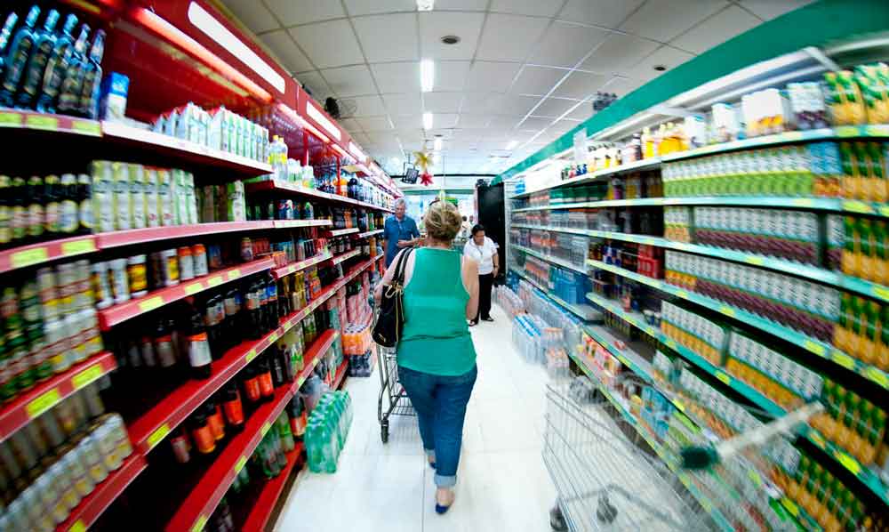 FGV: confiança do consumidor volta a subir após dois meses em queda