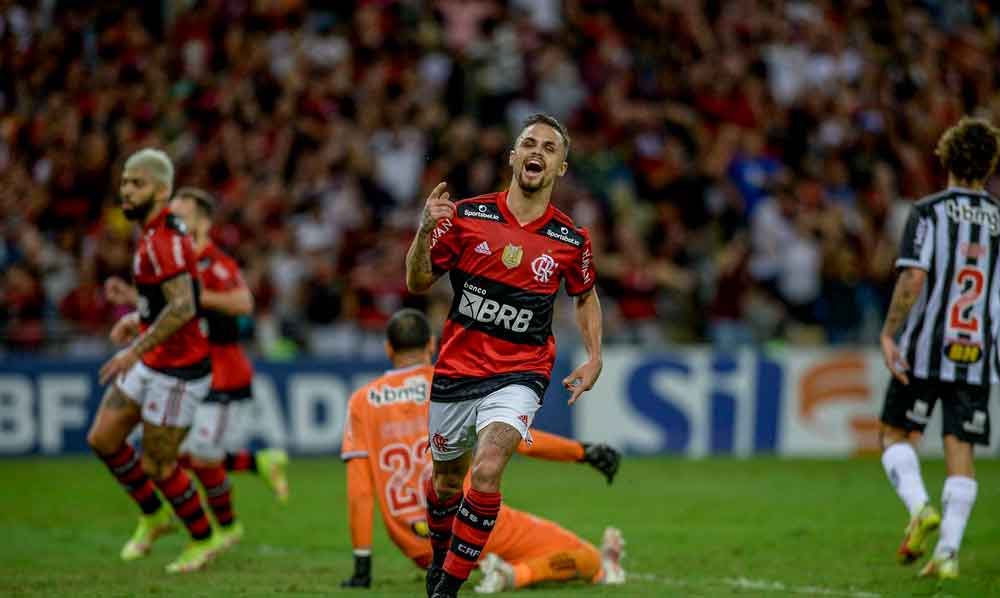 Brasileiro: Flamengo vence Atlético e mantém sonho pelo título