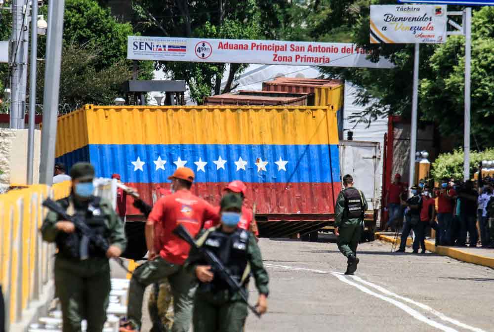 Venezuela reabre fronteira com Colômbia após dois anos