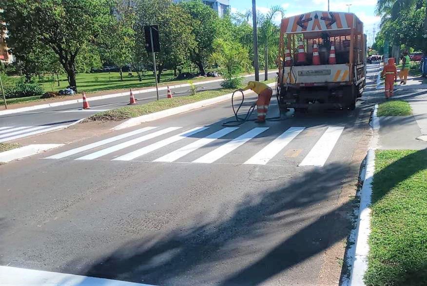 Detran renova pintura de faixas de pedestres pelo DF