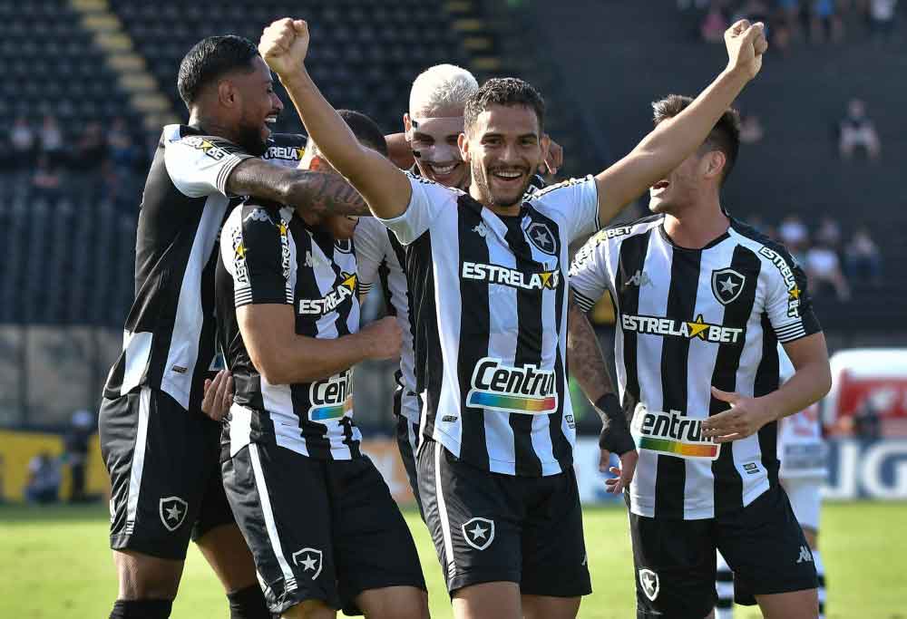 Botafogo goleia o Vasco, assume a ponta da Série B e fica perto da A