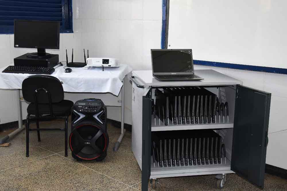 Escolas públicas recebem laboratórios móveis de informática