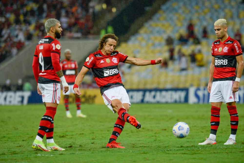 Flamengo vence Bahia e continua sonhando com o Brasileiro