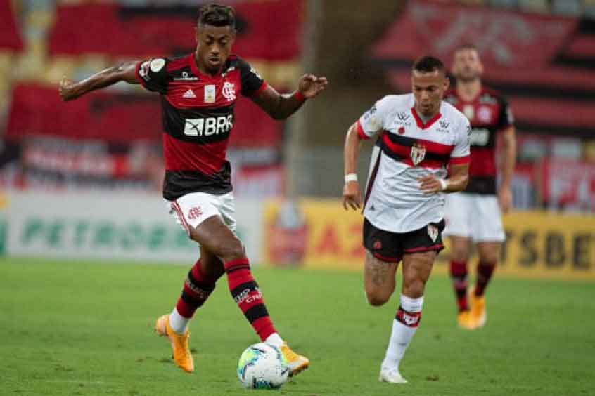 Flamengo enfrenta Atlético-GO tentando manter sonho do Brasileiro vivo
