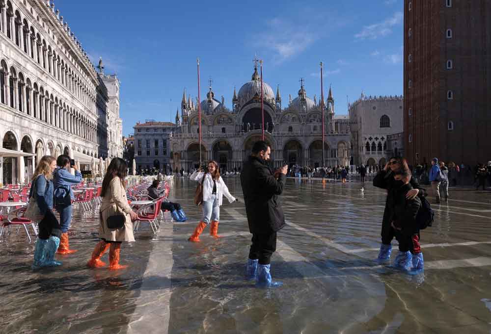 Praça em Veneza, na Itália, fica inundada após alta da maré