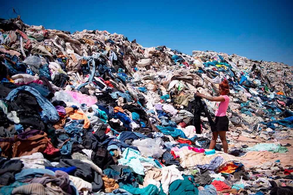 Montanhas de roupas formam lixão da moda no deserto do Atacama