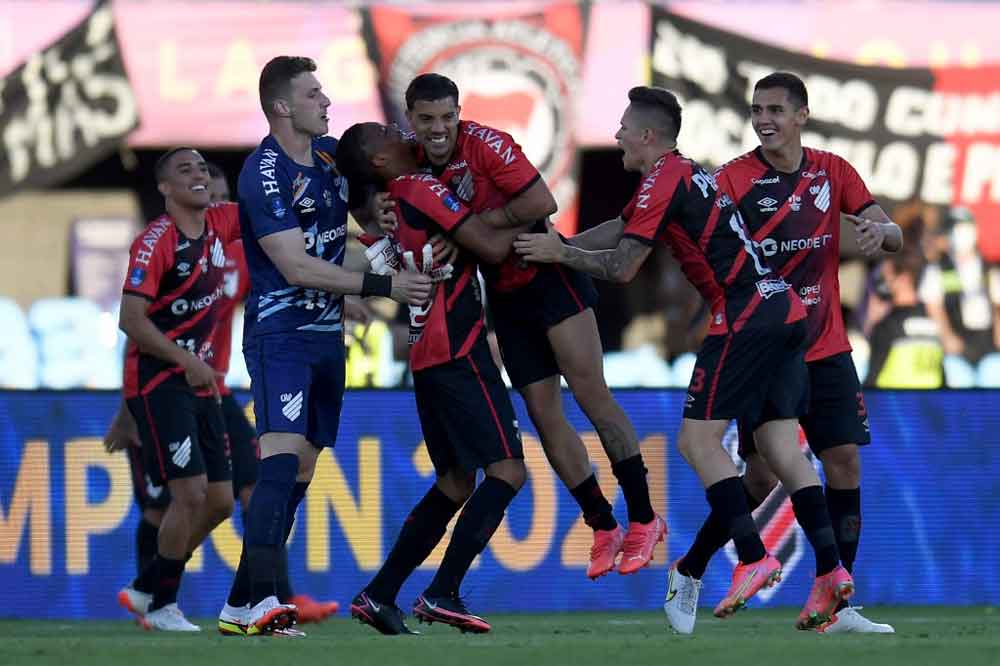 Athletico-PR derrota Libertad por 2 a 1 na Arena da Baixada