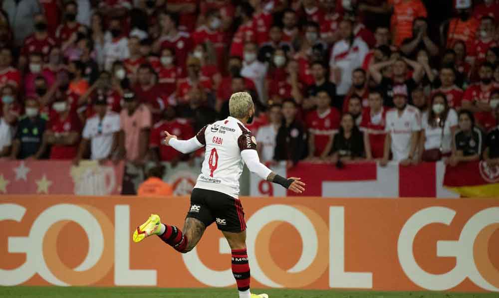 Flamengo bate Internacional e mantém sonho do Brasileiro vivo