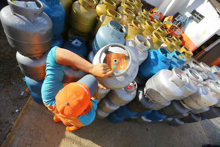 Bolsonaro sanciona o auxílio-gás para famílias de baixa renda