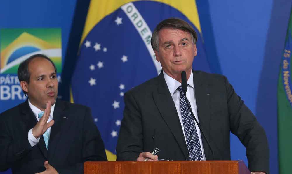 Bolsonaro desembarca no Suriname para discutir petróleo