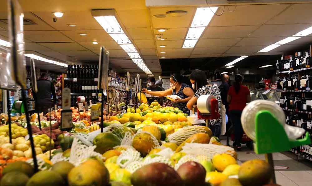 Consumidor dá prioridade a frutas, legumes e verduras da estação para economizar