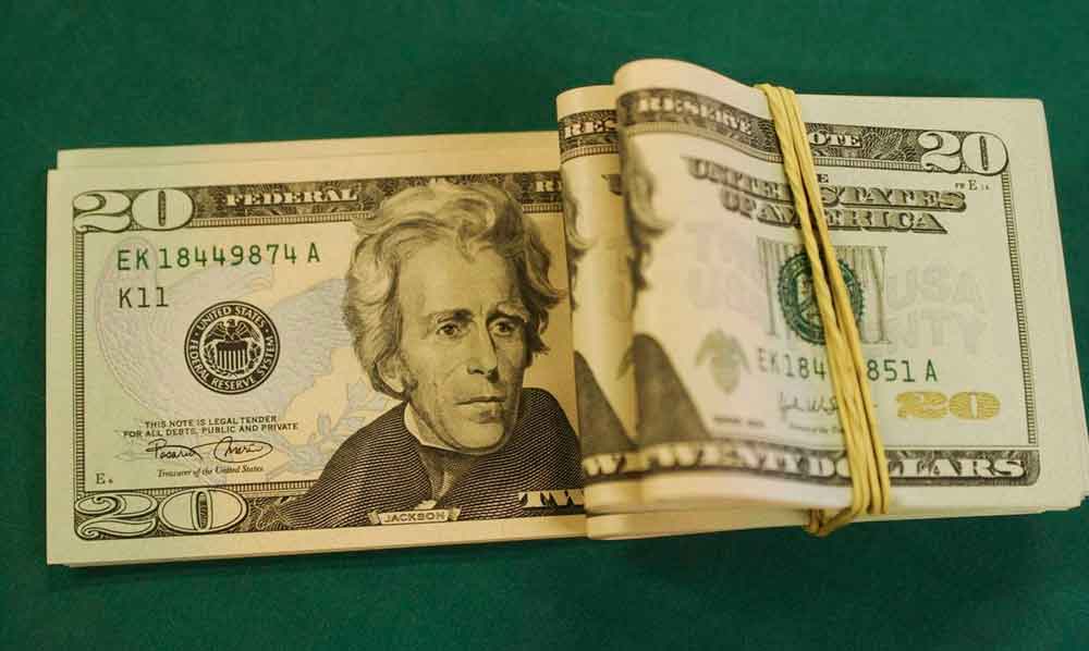 Economia Dólar cai para R$ 5,11, mesmo em dia de protestos