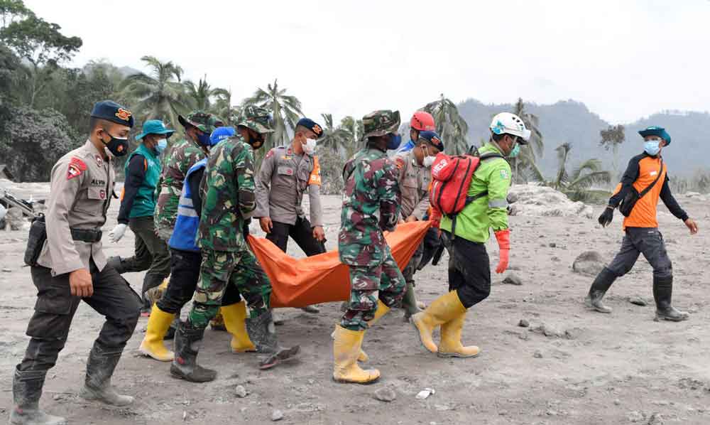 Vulcão na Indonésia retoma erupção e mortos chegam a 22