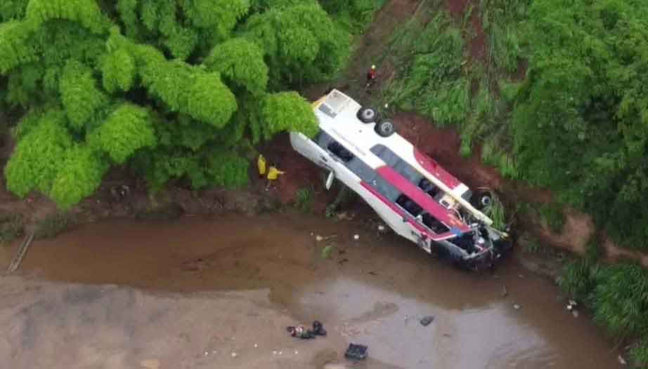 Ônibus cai em ribanceira em GO e deixa 5 mortos e dezenas de feridos