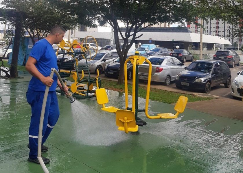 GDF Presente realizou a limpeza de abrigos de ônibus em Águas Claras