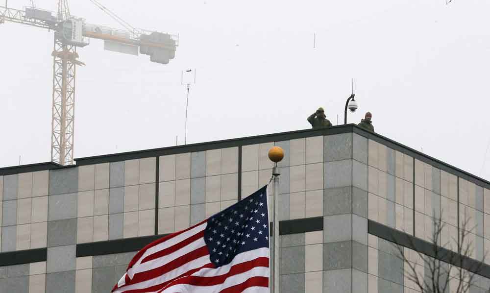 EUA retiram familiares de funcionários da embaixada em Kiev