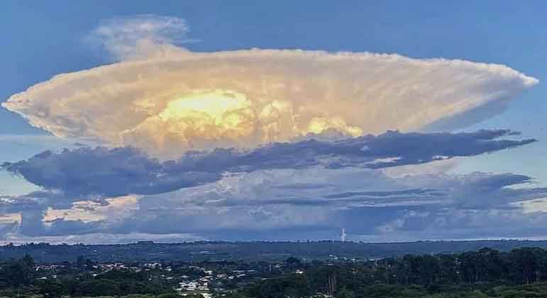 Nuvem cria ‘explosão atômica’ no céu de Brasília; veja imagens