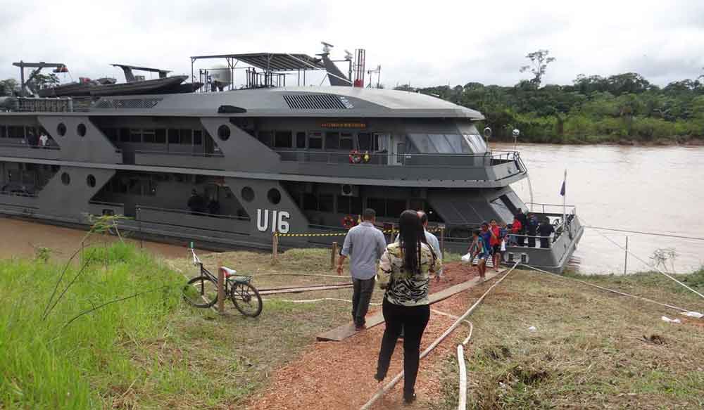 Navios da Marinha levam atendimento de saúde a ribeirinhos na Amazônia