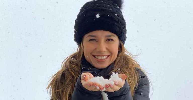 Paula Fernandes curte férias no frio da França
