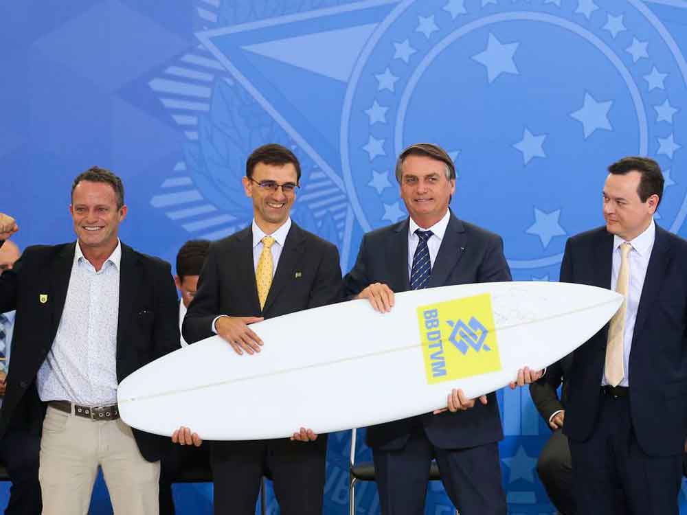 Bolsonaro ganha prancha de surfe autografada por atleta olímpica