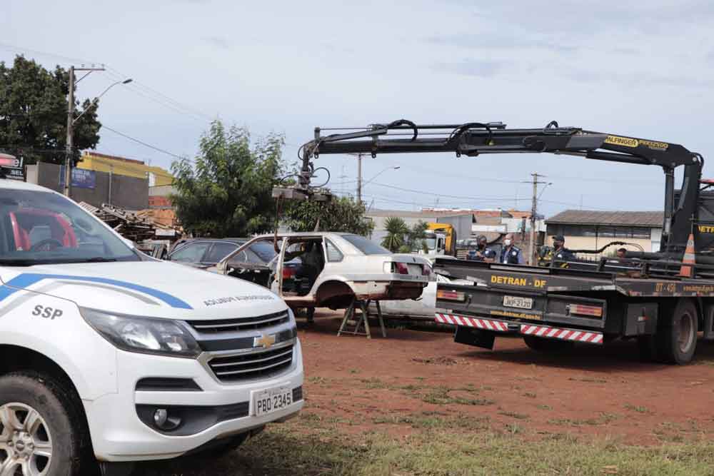 DF Livre de Carcaças recolhe veículos com focos de dengue em Taguatinga