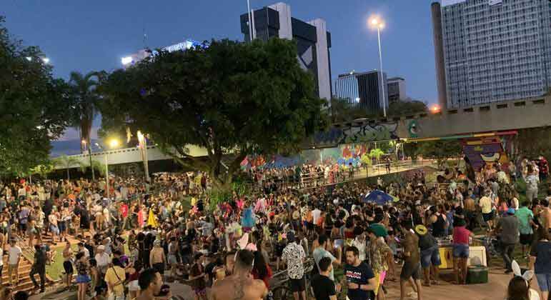 Foliões driblam regras e protestam contra proibição do carnaval no DF