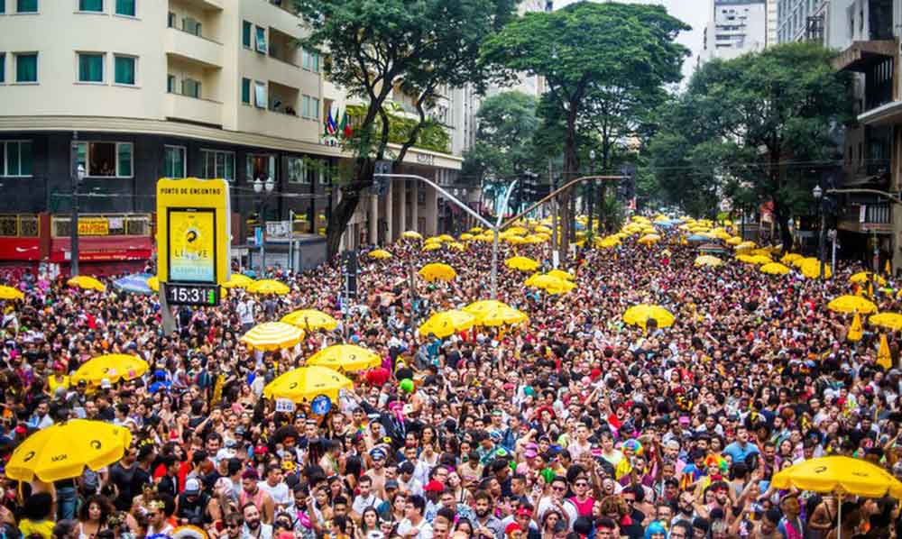 Carnaval pode fazer com que onda da Ômicron seja mais longa no Brasil do que em outros países