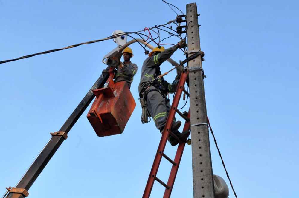 Sábado de serviços na rede elétrica em áreas de três regiões do DF