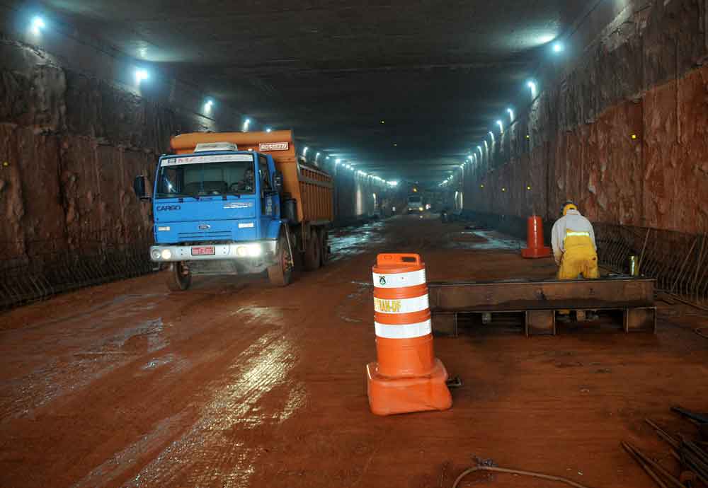 Túnel começa a tomar forma e terá via de 1,2 km em concreto