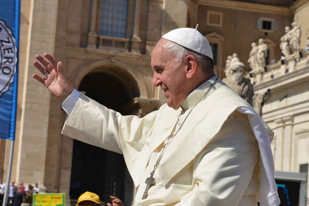 Papa está bem, mas ficará ainda uns dias no hospital, informa Vaticano