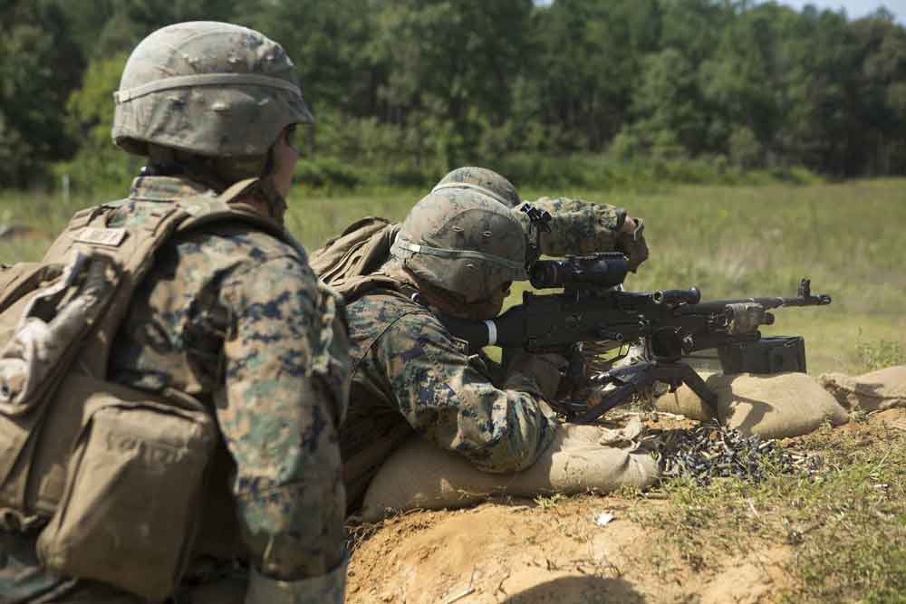 Forças russas chegam a Kiev; há registros de tiros e explosões