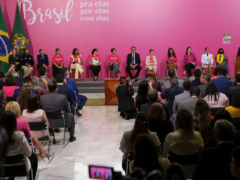 ‘Se dependêssemos das mulheres, não teríamos guerra’, diz Bolsonaro