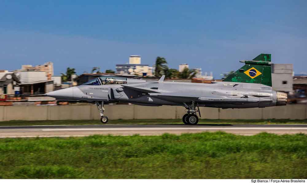 Caças Gripen já voam pelo espaço aéreo brasileiro