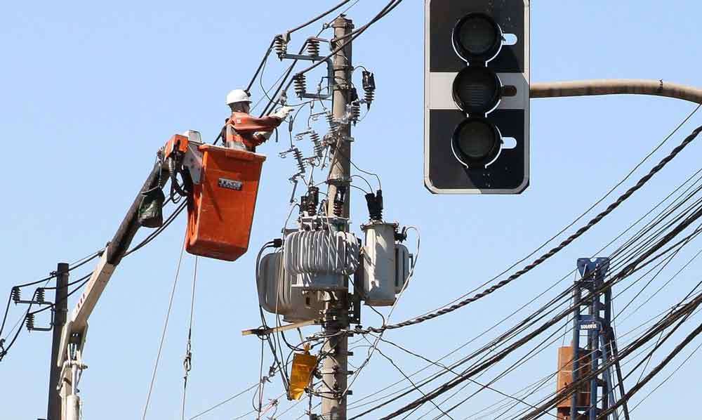 Serviços na rede elétrica deixam duas regiões sem energia neste domingo