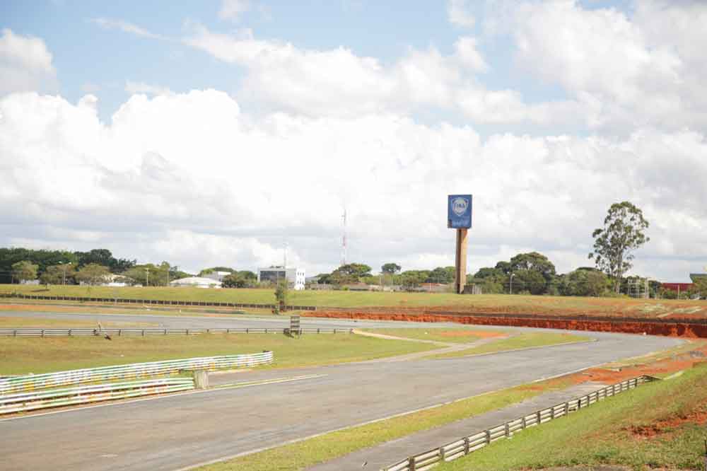 Área ocupada irregularmente no Autódromo de Brasília é desobstruída