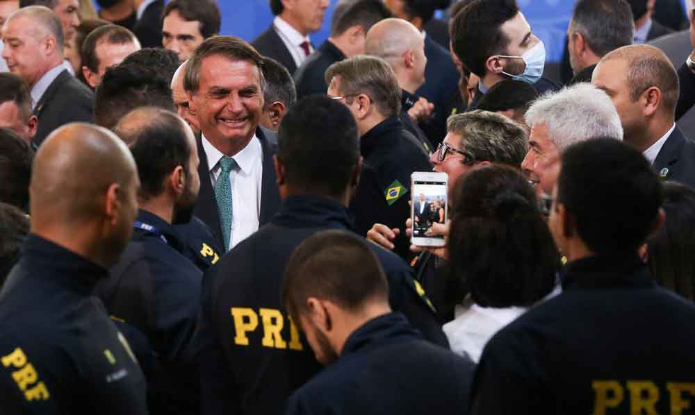 Bolsonaro aciona Justiça para mil convocações de agentes da PF e PRF