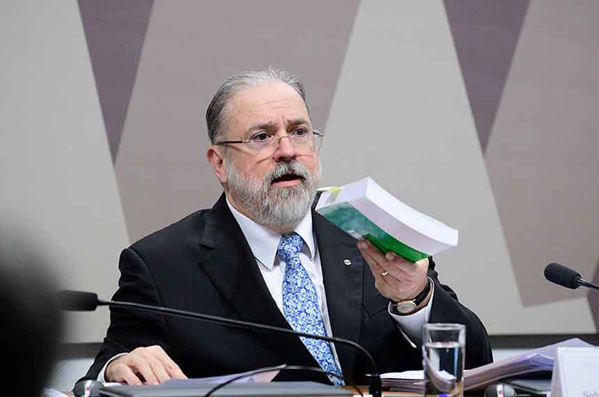 Perdão de Bolsonaro a Daniel Silveira é constitucional, diz PGR