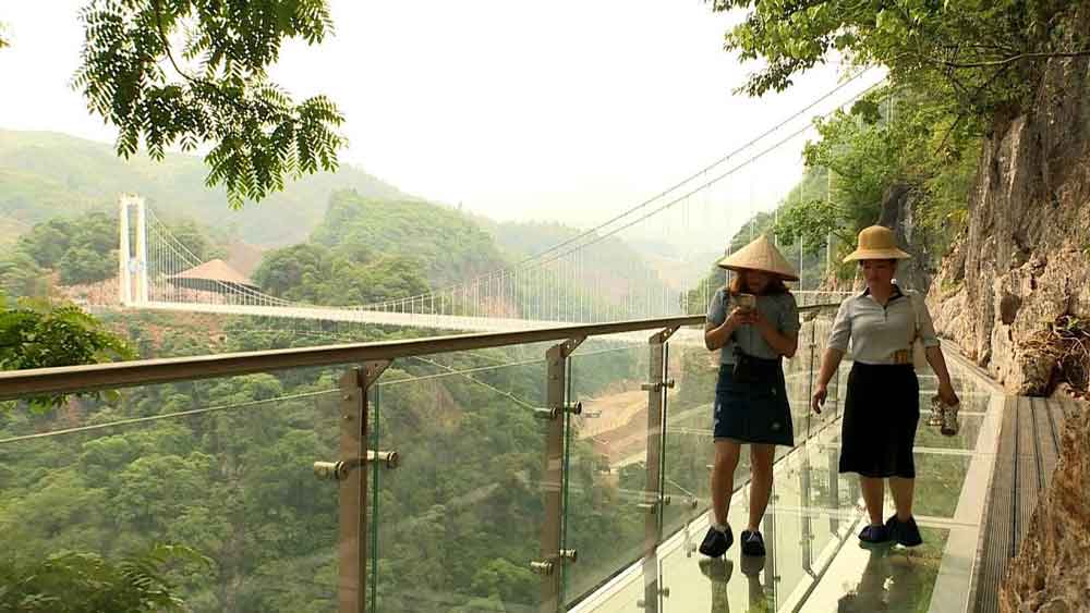Maior ponte de vidro no mundo é inaugurada no Vietnã