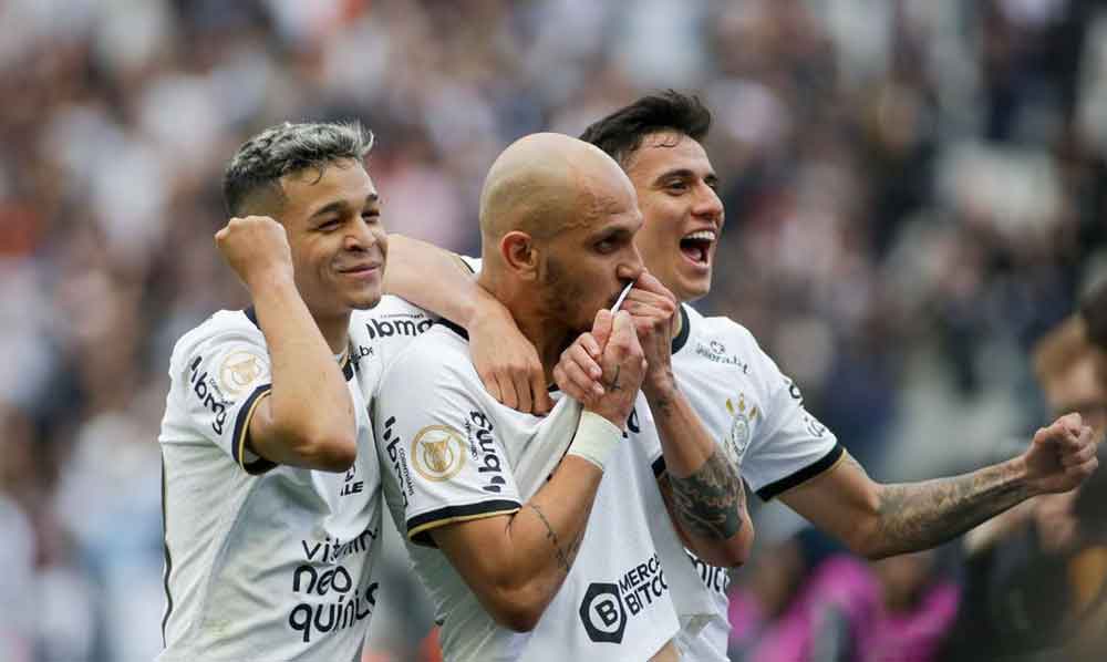 Corinthians vence Atlético-MG de virada e se isola na vice-liderança do Brasileiro