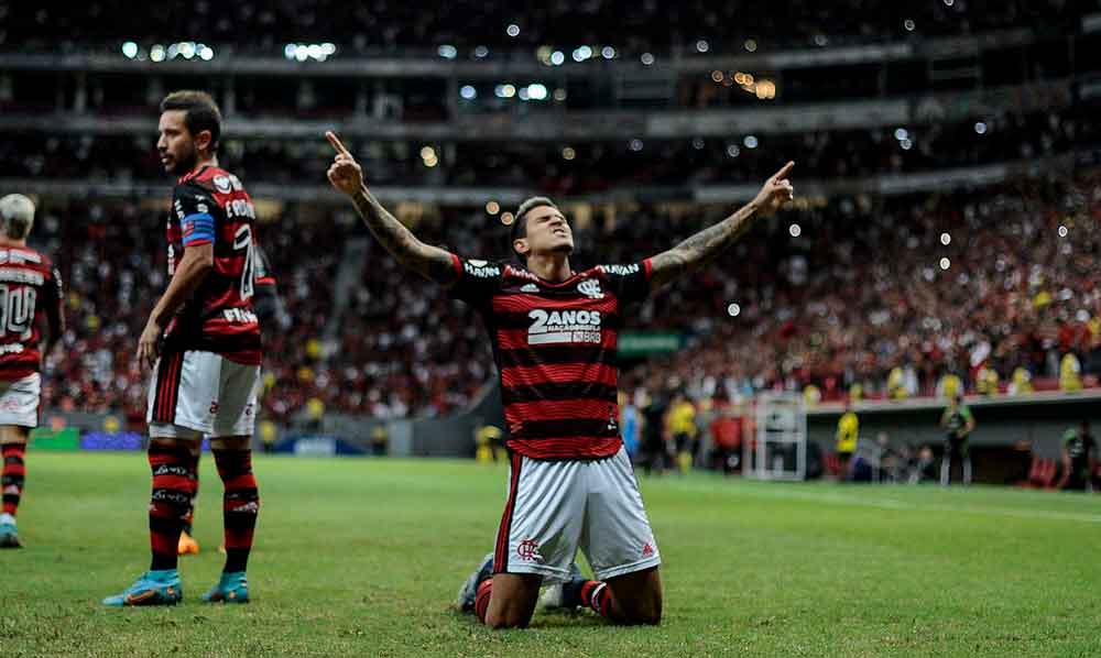 Flamengo vence Avaí com show de Pedro e estreia de Vidal para encostar no G4 do Brasileirão