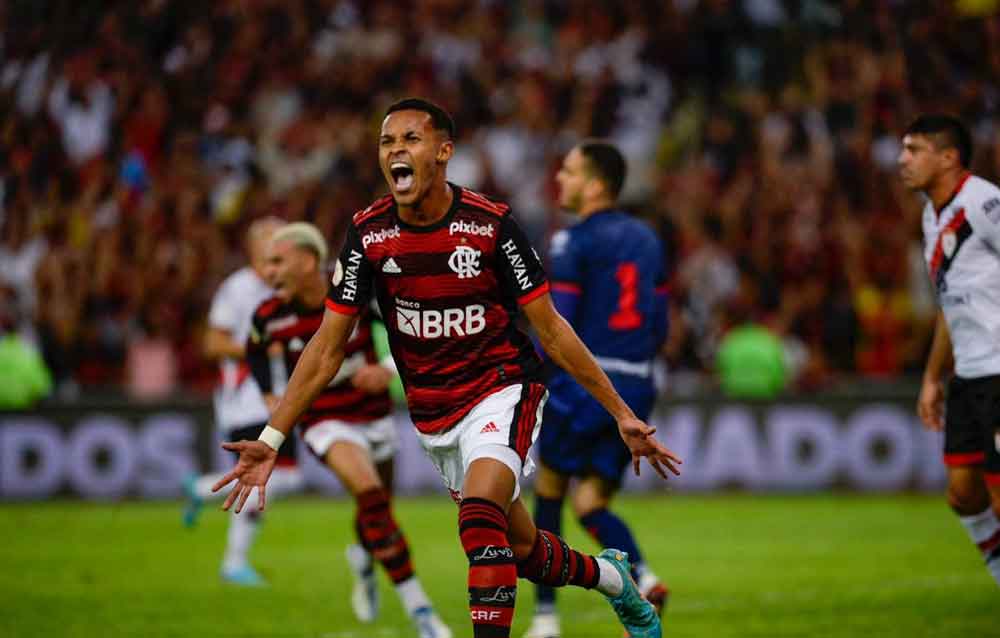 Flamengo decide no primeiro tempo e derrota o Atlético-GO no Maracanã