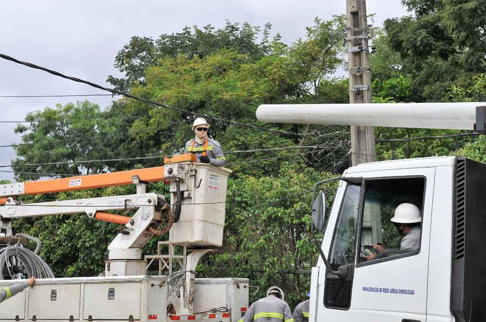 Substituição de poste e modernização da rede suspendem energia em duas RAs