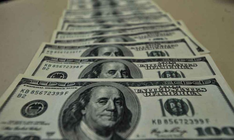 Dólar cai para R$ 5,30 com alívio no Brasil e no exterior