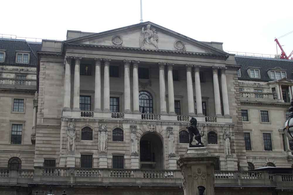 Banco Central britânico adota maior alta dos juros desde 1995
