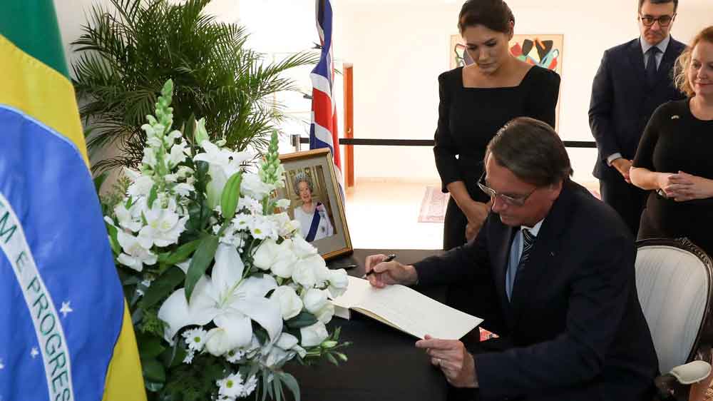 Bolsonaro é recebido por apoiadores ao chegar a Londres para o funeral da rainha Elizabeth