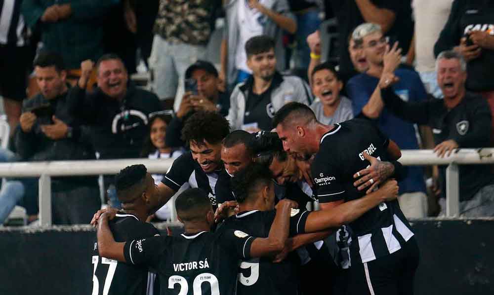 Botafogo vence Coritiba em casa e dorme em 10º lugar no Brasileirão