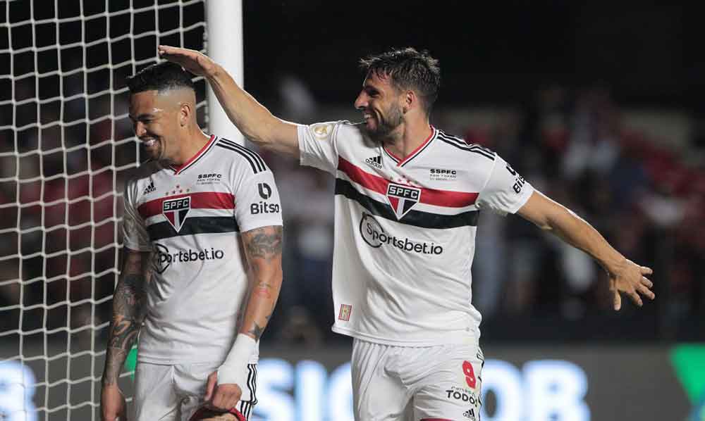 São Paulo arranca vitória sobre Atlético-GO no Morumbi